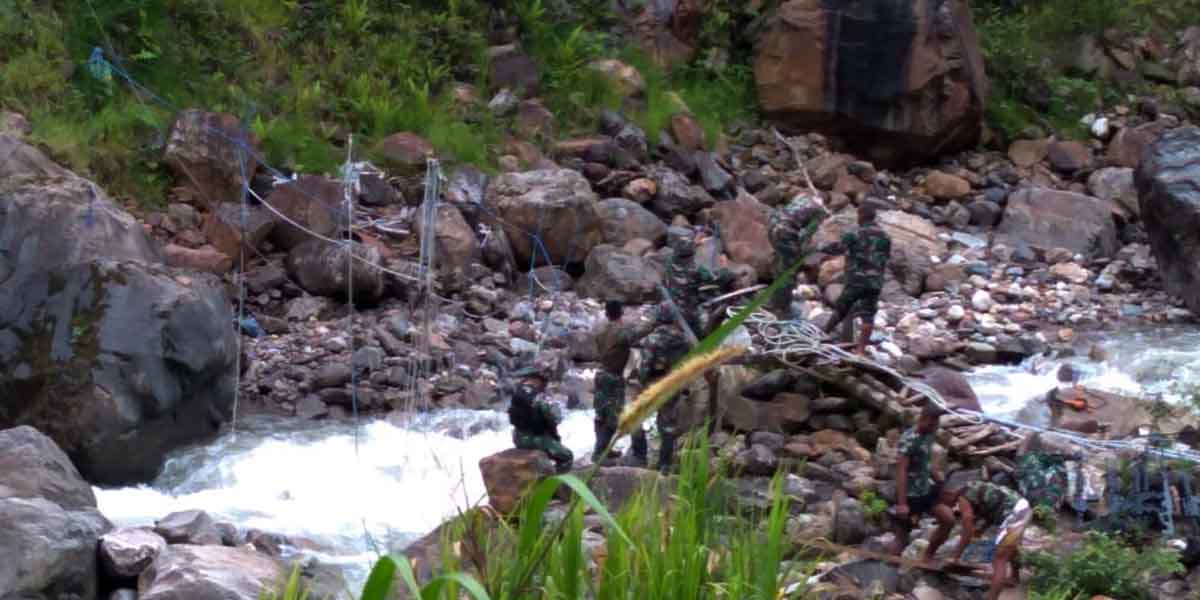 Personel TNI mencari rekannya Prada Hengky Sumarlin Zai yang hilang di Distrik Tembagapura sejak Selasa (17/112020).